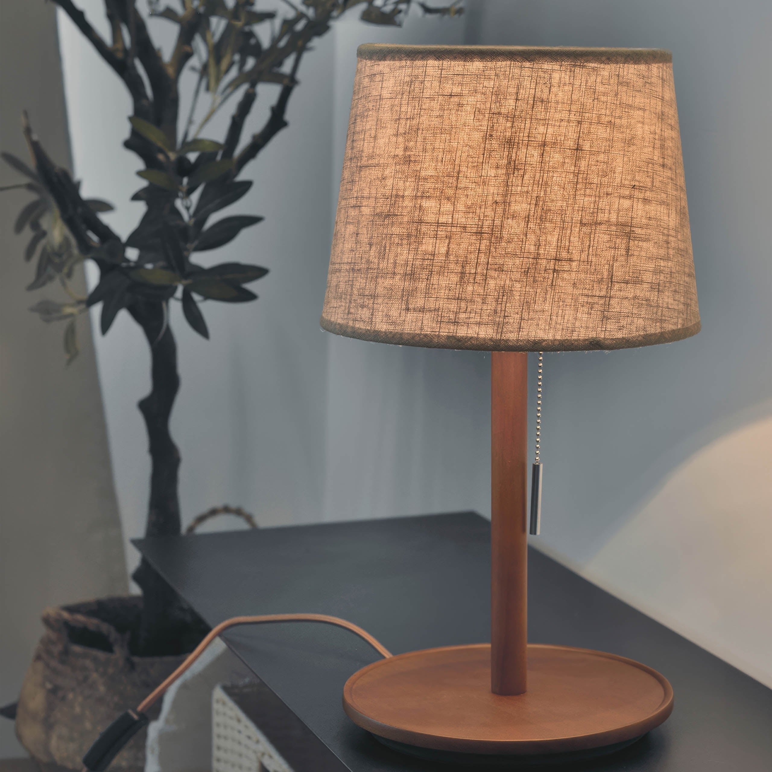 Lampada in legno di noce nordico con accenti in tessuto di lusso