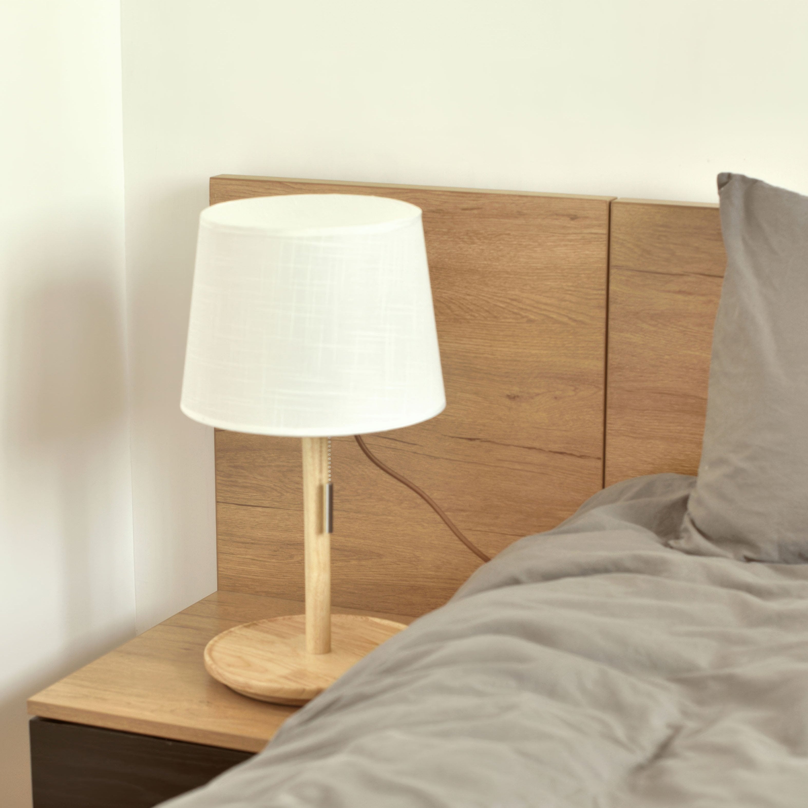 Lampada in legno di noce nordico con accenti in tessuto di lusso